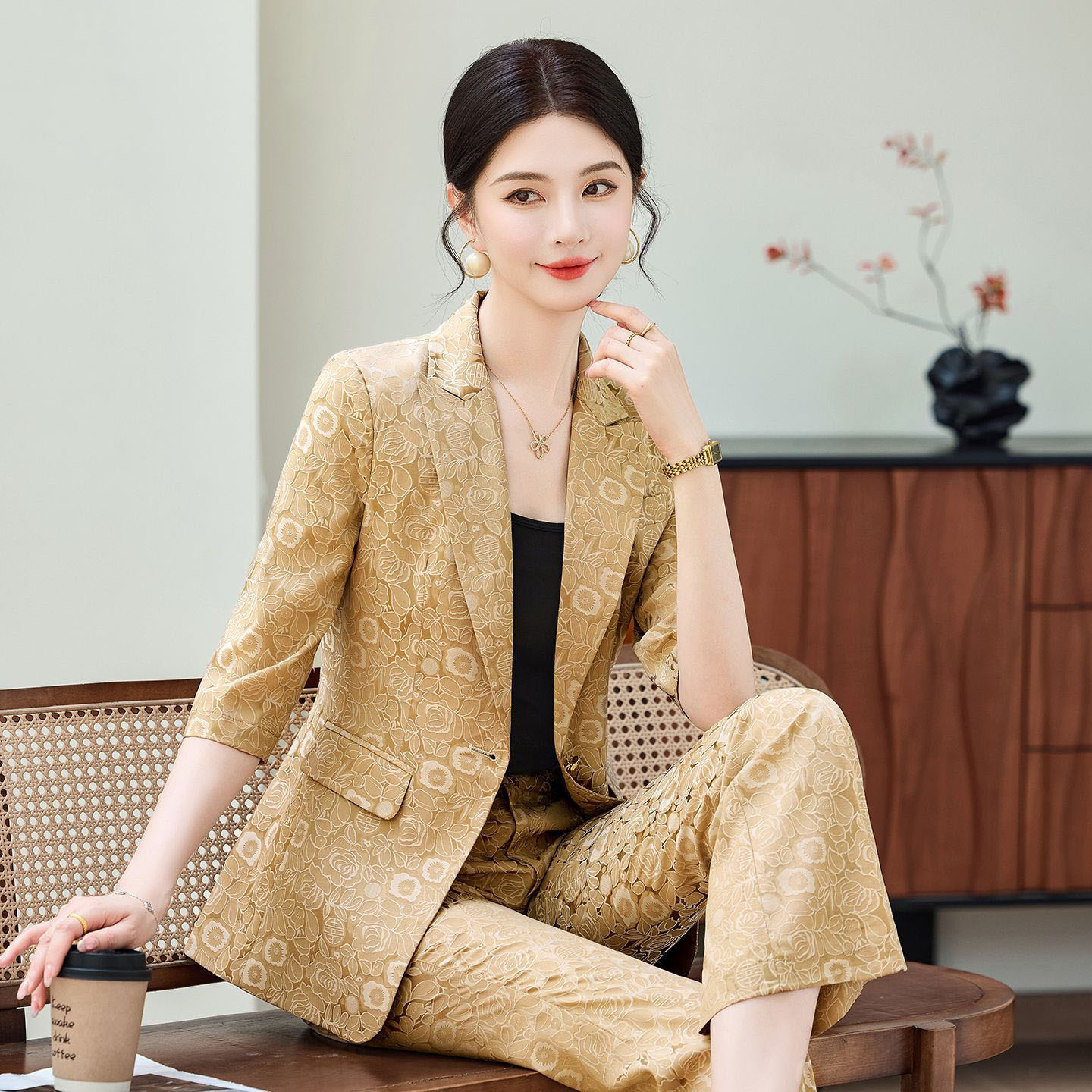 Women'S Elegant Formal Wear - Modny morelowy garnitur damski z krótkim